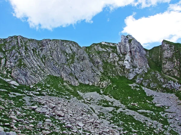 阿尔卑斯山山脉的高山景观和岩石山峰 瑞士圣加仑和阿彭策尔因内罗登州 — 图库照片