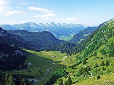 Nehirde Alpstein dağ silsilesi - Canton St. Gallen, İsviçre vadiden düşündüklerini görüntülemek