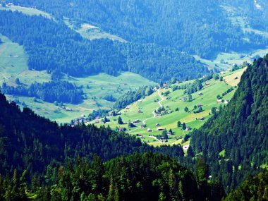 Nehirde Alpstein dağ silsilesi - Canton St. Gallen, İsviçre vadiden düşündüklerini görüntülemek