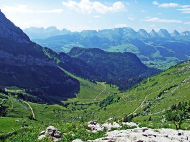 Nehirde Alpstein dağ silsilesi - Canton St. Gallen, İsviçre vadiden düşündüklerini görüntülemek
