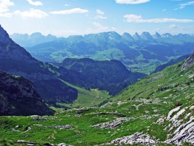 Nehirde Alpstein dağ silsilesi - Canton St. Gallen, İsviçre vadiden düşündüklerini görüntülemek