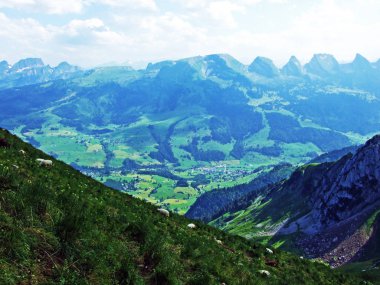 Nehirde Alpstein dağ silsilesi - Canton St. Gallen, İsviçre vadiden düşündüklerini görüntülemek
