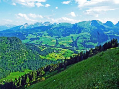 Nehirde Alpstein dağ silsilesi - Canton St. Gallen, İsviçre vadiden düşündüklerini görüntülemek