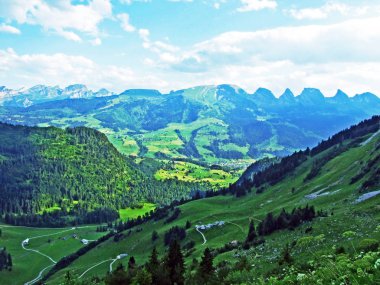 Nehirde Alpstein dağ silsilesi - Canton St. Gallen, İsviçre vadiden düşündüklerini görüntülemek