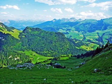 Nehirde Alpstein dağ silsilesi - Canton St. Gallen, İsviçre vadiden düşündüklerini görüntülemek