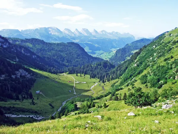 Nehirde Alpstein dağ silsilesi - Canton St. Gallen, İsviçre vadiden düşündüklerini görüntülemek