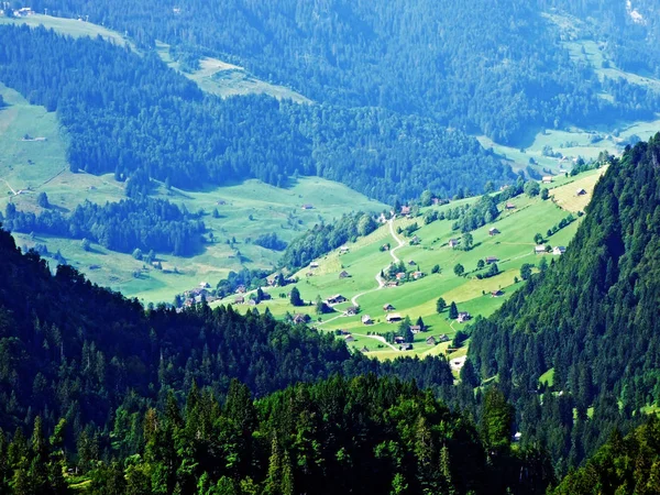 Nehirde Alpstein dağ silsilesi - Canton St. Gallen, İsviçre vadiden düşündüklerini görüntülemek