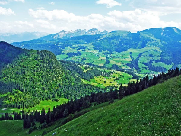 Nehirde Alpstein dağ silsilesi - Canton St. Gallen, İsviçre vadiden düşündüklerini görüntülemek