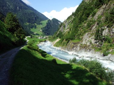 Maderanertal Alpine vadisindeki Charstelenbach akarsu-Uri Kantonu, Isviçre