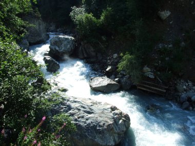 Maderanertal Alpine vadisindeki Charstelenbach akarsu-Uri Kantonu, Isviçre
