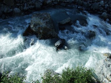 Maderanertal Alpine vadisindeki Charstelenbach akarsu-Uri Kantonu, Isviçre