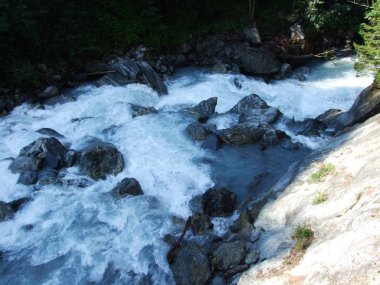 Maderanertal Alpine vadisindeki Charstelenbach akarsu-Uri Kantonu, Isviçre