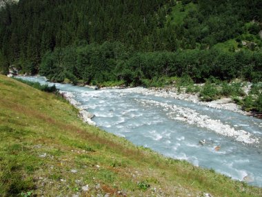 Maderanertal Alpine vadisindeki Charstelenbach akarsu-Uri Kantonu, Isviçre