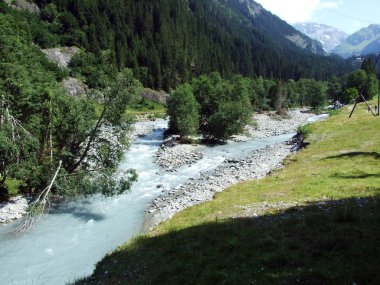 Maderanertal Alpine vadisindeki Charstelenbach akarsu-Uri Kantonu, Isviçre