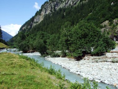 Maderanertal Alpine vadisindeki Charstelenbach akarsu-Uri Kantonu, Isviçre