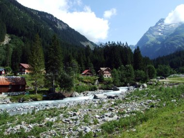 Maderanertal Alpine vadisindeki Charstelenbach akarsu-Uri Kantonu, Isviçre