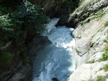 Maderanertal Alpine vadisindeki Charstelenbach akarsu-Uri Kantonu, Isviçre