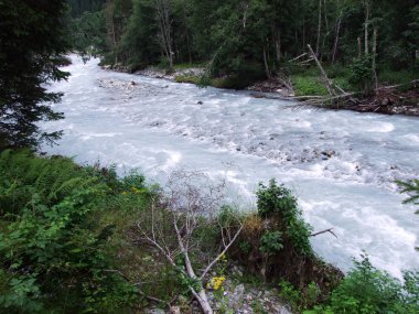 Maderanertal Alpine vadisindeki Charstelenbach akarsu-Uri Kantonu, Isviçre