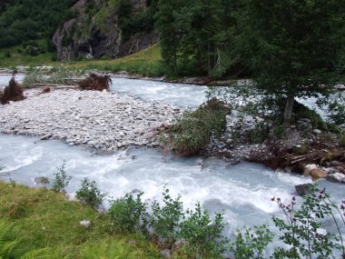 Maderanertal Alpine vadisindeki Charstelenbach akarsu-Uri Kantonu, Isviçre