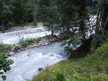 Maderanertal Alpine vadisindeki Charstelenbach akarsu-Uri Kantonu, Isviçre