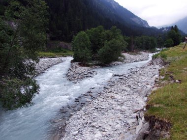 Maderanertal Alpine vadisindeki Charstelenbach akarsu-Uri Kantonu, Isviçre