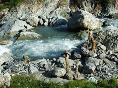 Maderanertal Alpine vadisindeki Charstelenbach akarsu-Uri Kantonu, Isviçre