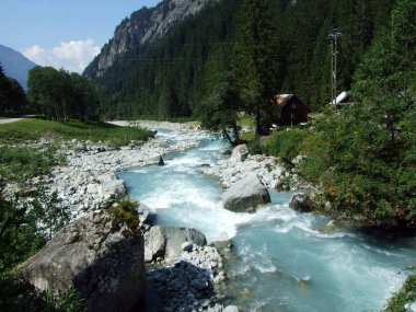 Maderanertal Alpine vadisindeki Charstelenbach akarsu-Uri Kantonu, Isviçre