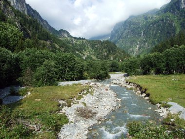 Maderanertal Alpine vadisindeki Charstelenbach akarsu-Uri Kantonu, Isviçre