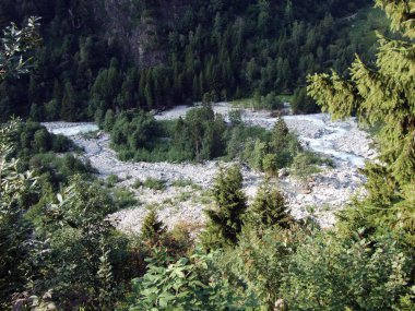 Maderanertal Alpine vadisindeki Charstelenbach akarsu-Uri Kantonu, Isviçre