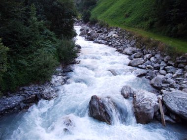Maderanertal Alpine vadisindeki Charstelenbach akarsu-Uri Kantonu, Isviçre