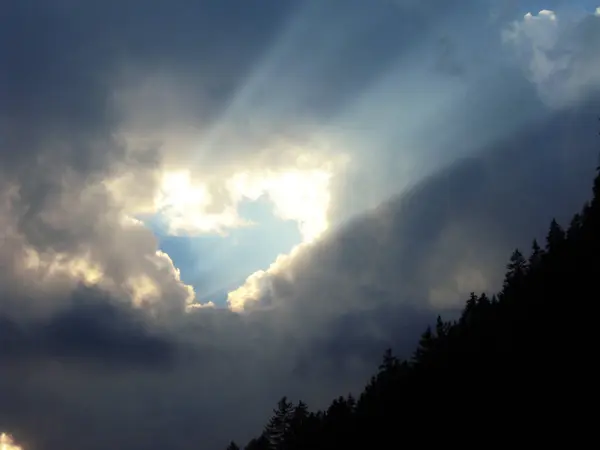 Raios Sol Noite Que Penetram Através Das Nuvens Coração Celestial — Fotografia de Stock