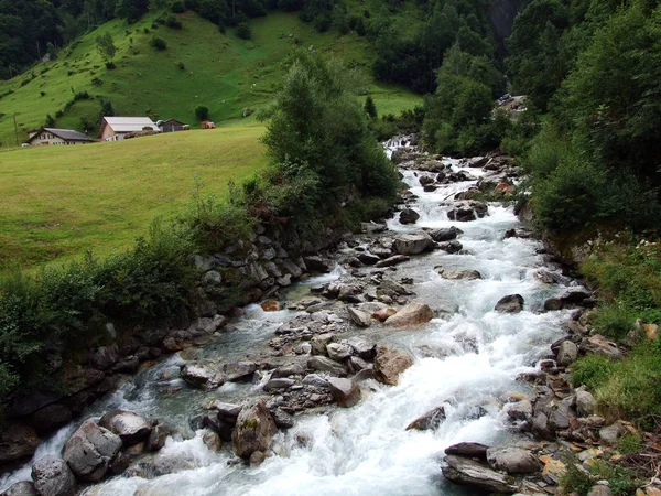 位于马德拉纳塔尔高山山谷的 Etzlibach 瑞士乌里州 — 图库照片