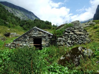 Maderanertal Alpine vadisinde geleneksel kırsal mimari ve Hayvancılık Çiftlikleri-Uri Kantonu, Isviçre