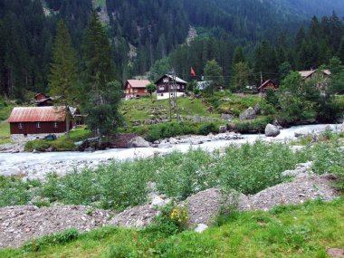 Maderanertal Alpine vadisinde geleneksel kırsal mimari ve Hayvancılık Çiftlikleri-Uri Kantonu, Isviçre
