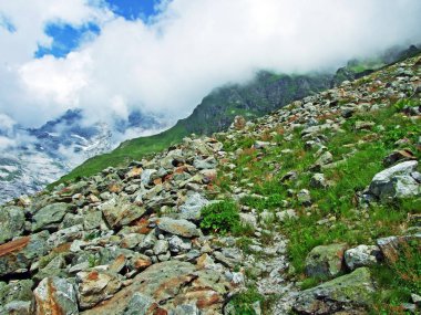 Maderanertal Alpine vadisindeki taşlar ve kayalar-Uri Kantonu, Isviçre