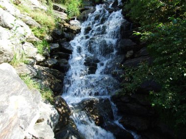 Maderanertal vadisindeki Seebach akında Cascades ve şelale-Uri Kantonu, Isviçre