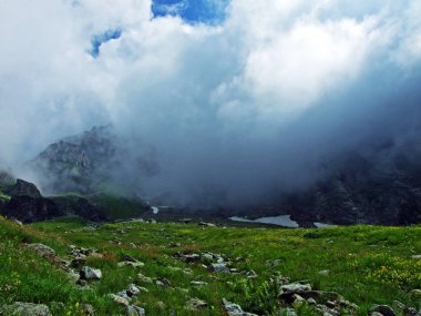 Maderanertal Alpine Vadisi üzerinde inanılmaz bulutlar-Uri Kantonu, Isviçre