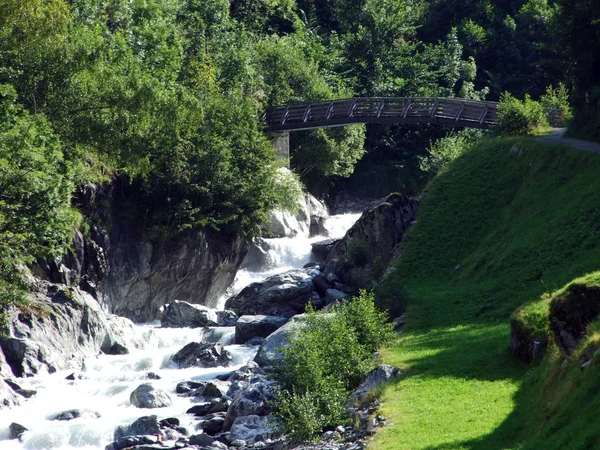 Caminhos Madeira Pontes Riacho Charstelenbach Vale Alpino Maderanertal Cantão Uri — Fotografia de Stock