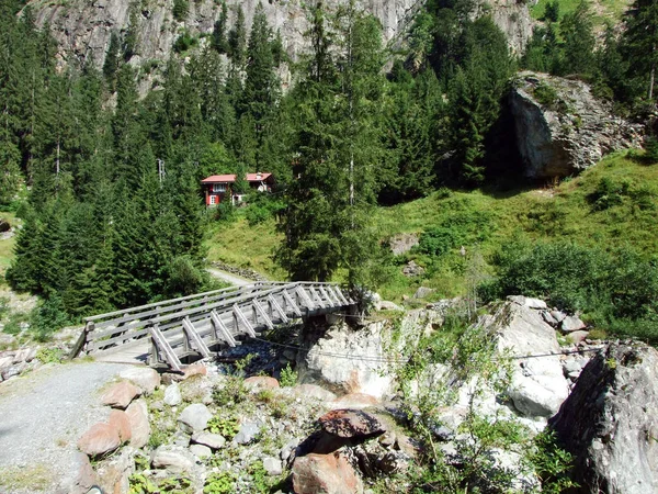 Caminhos Madeira Pontes Riacho Charstelenbach Vale Alpino Maderanertal Cantão Uri — Fotografia de Stock