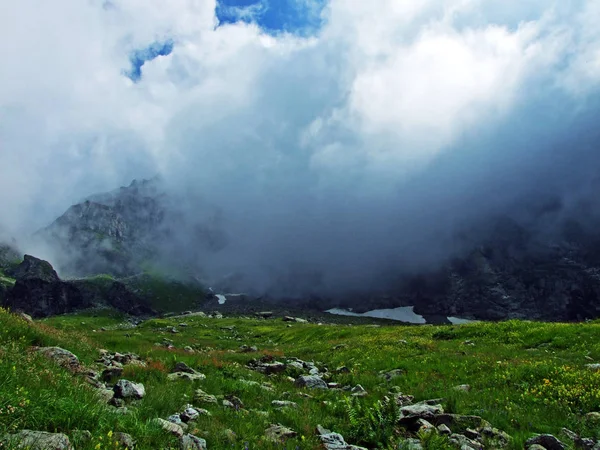 Niesamowite Chmury Nad Maderanertal Alpejskie Doliny Canton Uri Szwajcaria — Zdjęcie stockowe