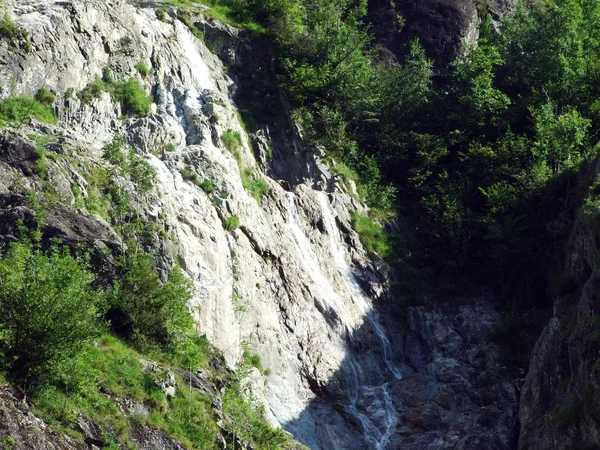 瑞士乌里州 马德里高山山谷的季节性瀑布和瀑布 — 图库照片