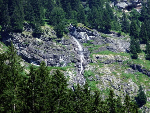 Sezonowe Wodospady Kaskady Alpejskiej Dolinie Maderanertal Canton Uri Szwajcaria — Zdjęcie stockowe
