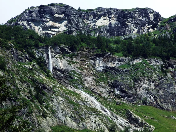 Cachoeiras Cascatas Sazonais Vale Alpino Maderanertal Cantão Uri Suíça — Fotografia de Stock