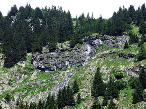 Saisonale Wasserfälle Und Kaskaden Alpental Maderanertal Kanton Uri Schweiz — Stockfoto