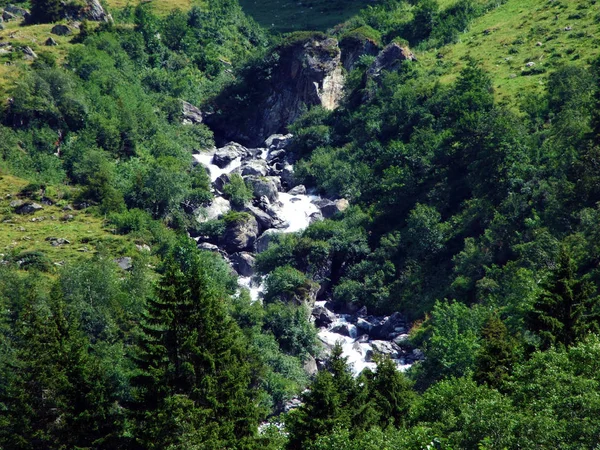 Cascadas Estacionales Cascadas Valle Alpino Maderanertal Cantón Uri Suiza —  Fotos de Stock