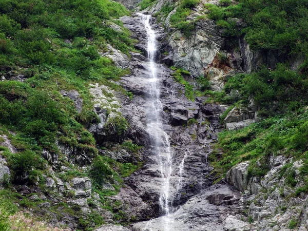 瑞士乌里州 马德里高山山谷的季节性瀑布和瀑布 — 图库照片