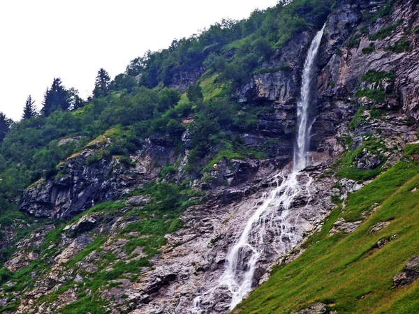 Sezonowe Wodospady Kaskady Alpejskiej Dolinie Maderanertal Canton Uri Szwajcaria — Zdjęcie stockowe