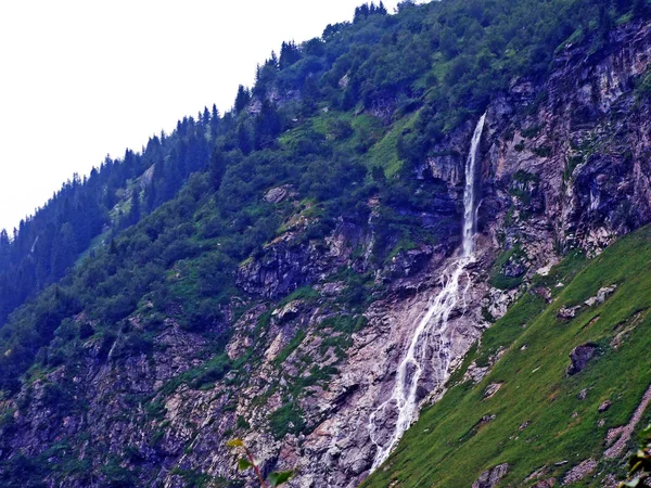 Saisonale Wasserfälle Und Kaskaden Alpental Maderanertal Kanton Uri Schweiz — Stockfoto