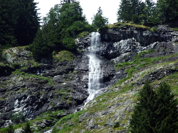 Saisonale Wasserfälle Und Kaskaden Alpental Maderanertal Kanton Uri Schweiz — Stockfoto