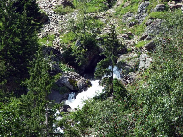 Saisonale Wasserfälle Und Kaskaden Alpental Maderanertal Kanton Uri Schweiz — Stockfoto